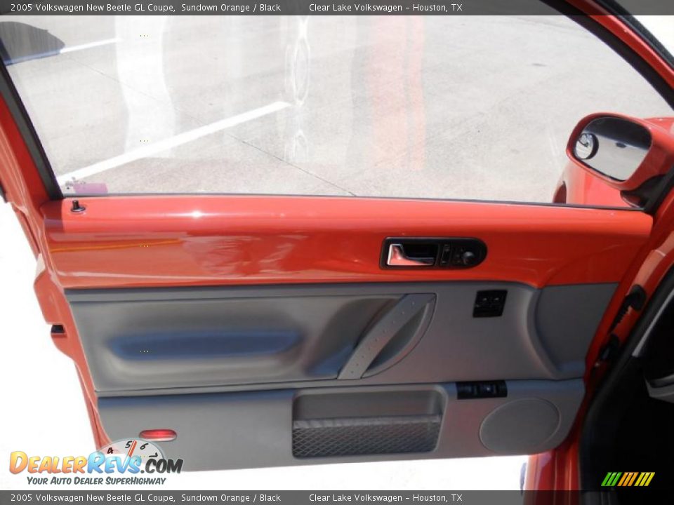 Door Panel of 2005 Volkswagen New Beetle GL Coupe Photo #12