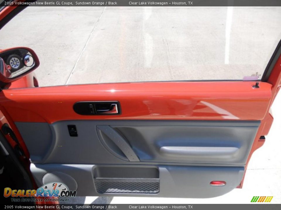 Door Panel of 2005 Volkswagen New Beetle GL Coupe Photo #15