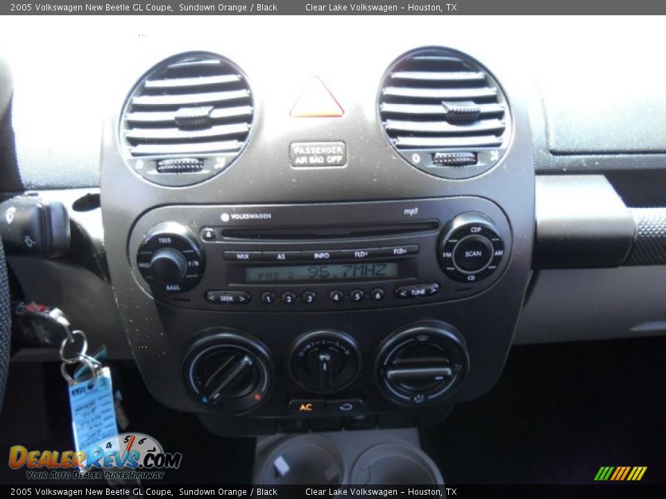 Controls of 2005 Volkswagen New Beetle GL Coupe Photo #21