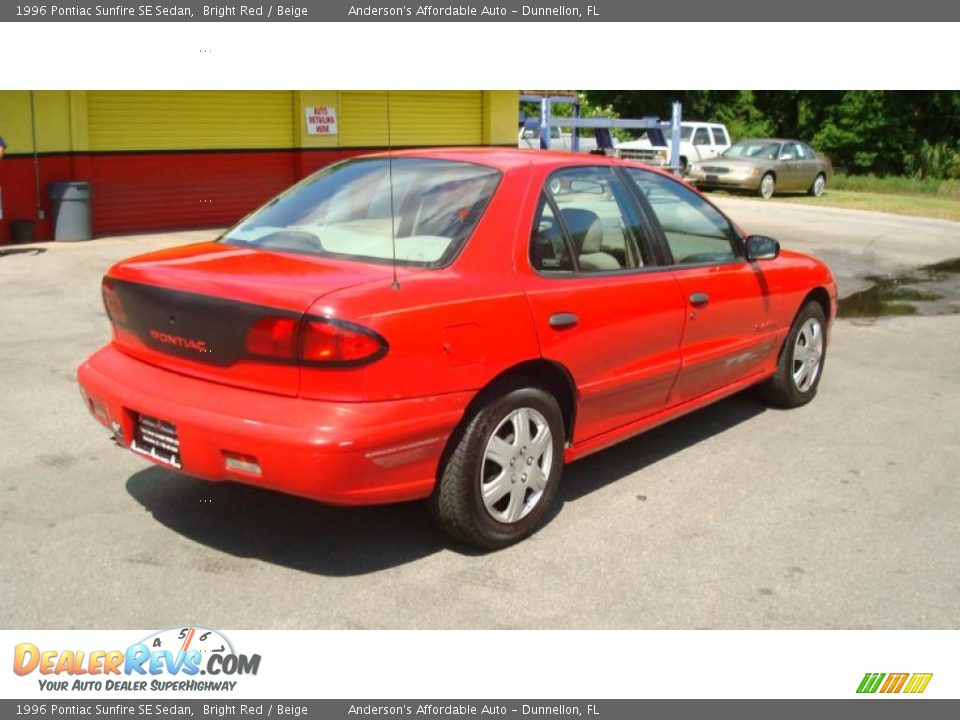 1996 Pontiac Sunfire SE Sedan Bright Red / Beige Photo #3