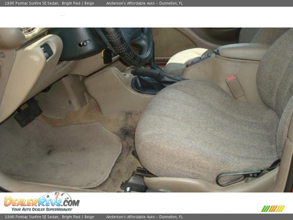 Beige Interior - 1996 Pontiac Sunfire SE Sedan Photo #11