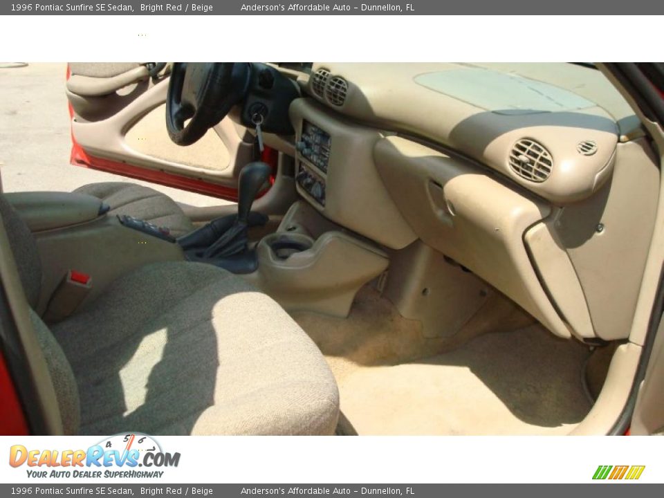 1996 Pontiac Sunfire SE Sedan Bright Red / Beige Photo #16