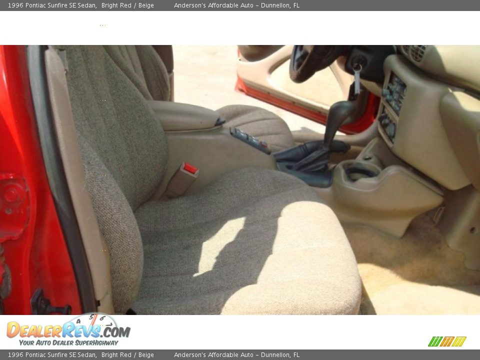 1996 Pontiac Sunfire SE Sedan Bright Red / Beige Photo #17