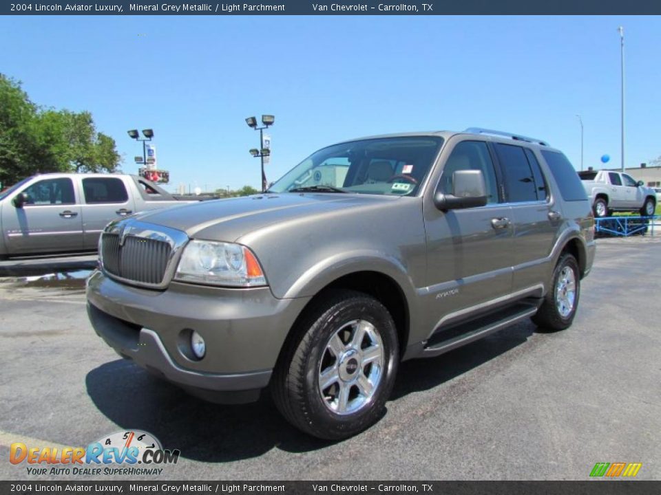 Front 3/4 View of 2004 Lincoln Aviator Luxury Photo #3