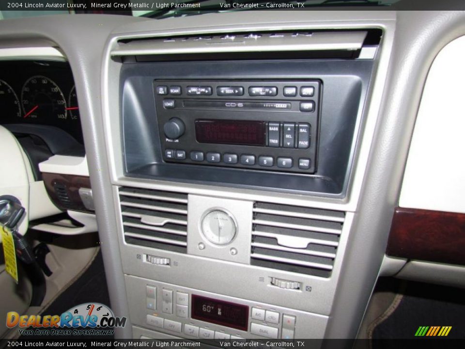 Controls of 2004 Lincoln Aviator Luxury Photo #15