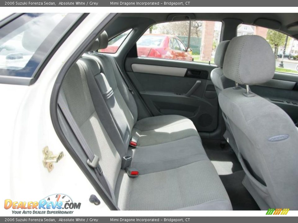 2006 Suzuki Forenza Sedan Absolute White / Grey Photo #17