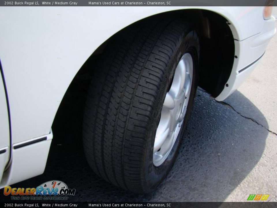 2002 Buick Regal LS White / Medium Gray Photo #25