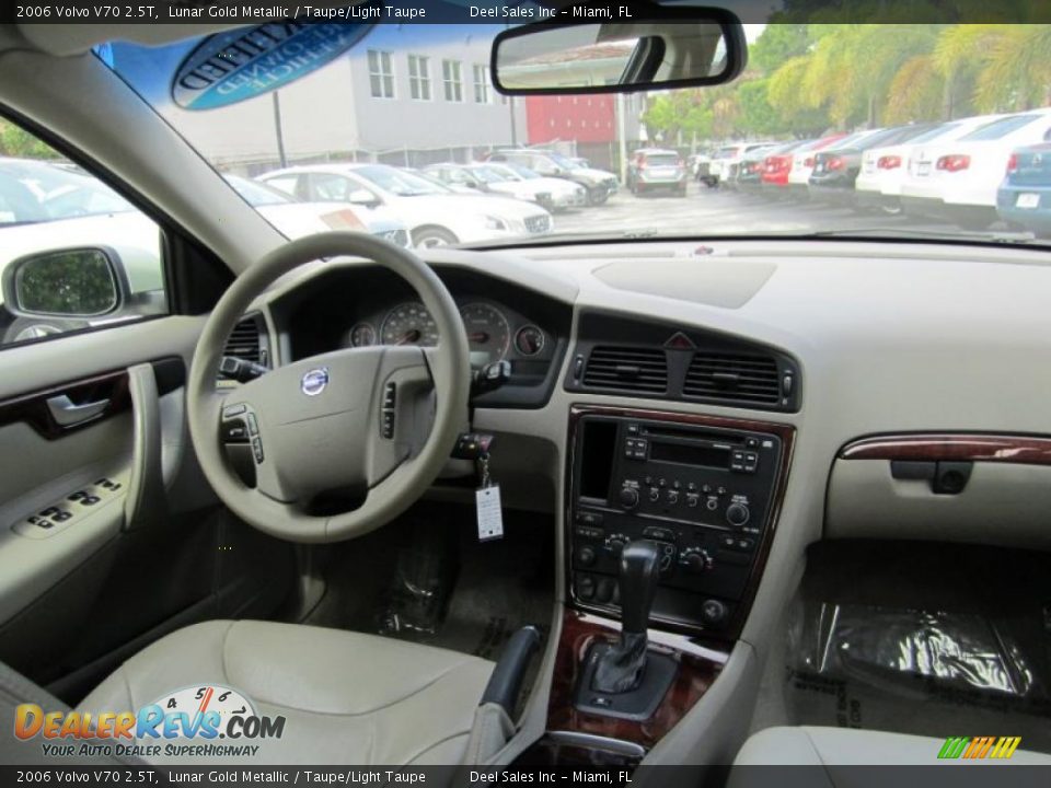 Dashboard of 2006 Volvo V70 2.5T Photo #12