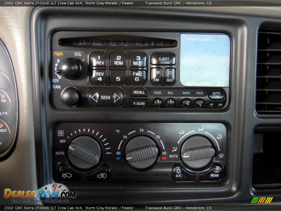 Controls of 2002 GMC Sierra 2500HD SLT Crew Cab 4x4 Photo #16