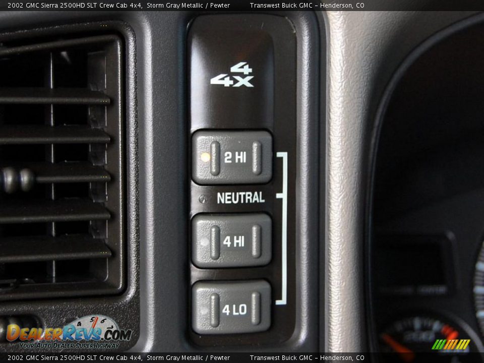 Controls of 2002 GMC Sierra 2500HD SLT Crew Cab 4x4 Photo #17