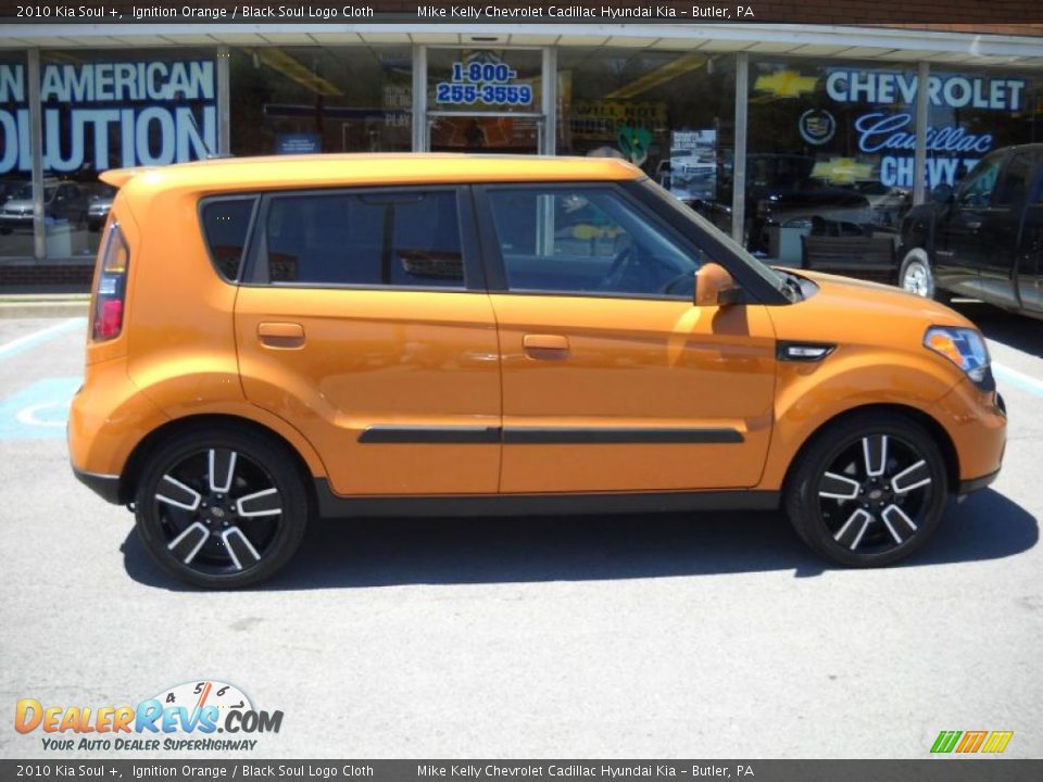 2010 Kia Soul + Ignition Orange / Black Soul Logo Cloth Photo #2