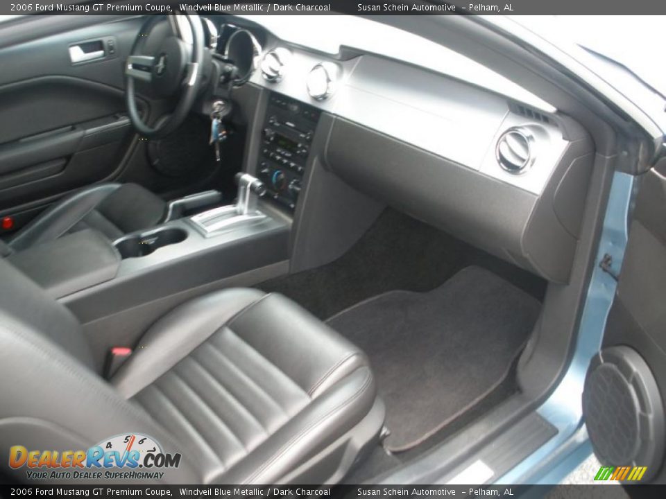 Dashboard of 2006 Ford Mustang GT Premium Coupe Photo #15