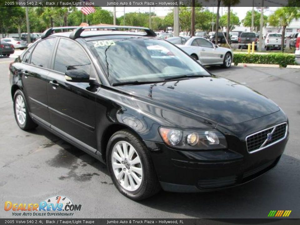 Front 3/4 View of 2005 Volvo S40 2.4i Photo #1