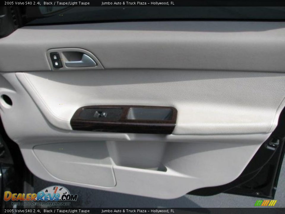 Door Panel of 2005 Volvo S40 2.4i Photo #15