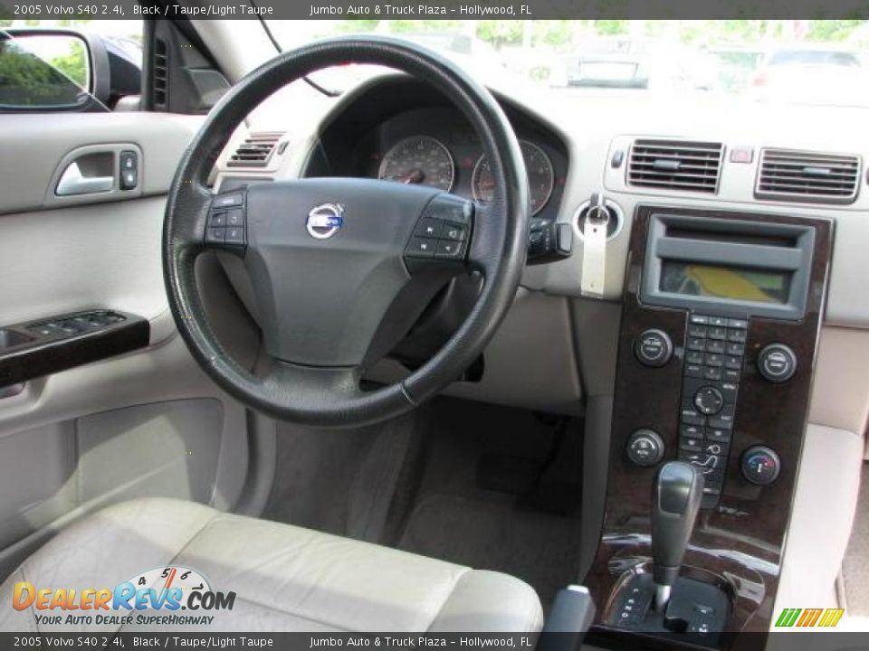 Dashboard of 2005 Volvo S40 2.4i Photo #19