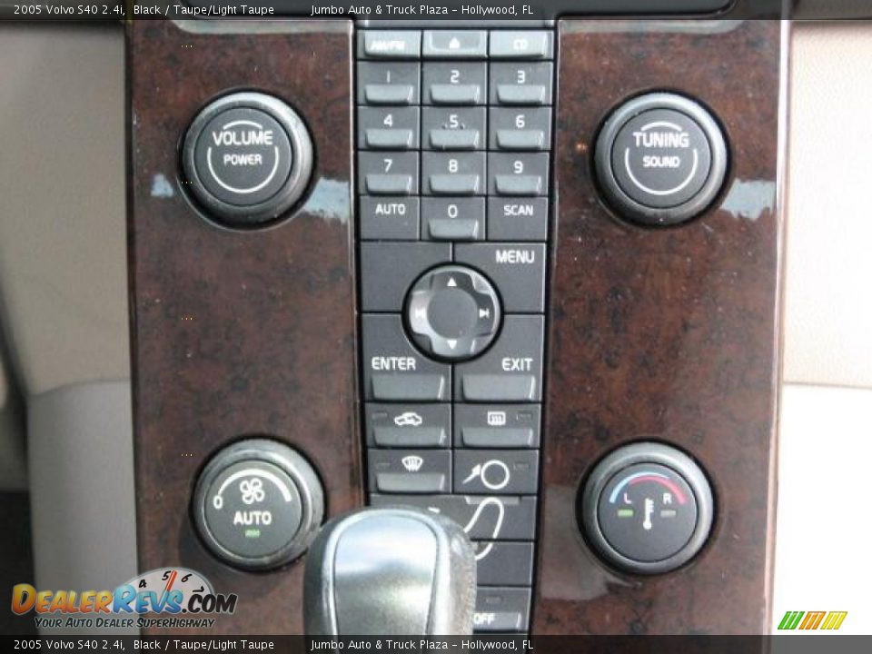 Controls of 2005 Volvo S40 2.4i Photo #20