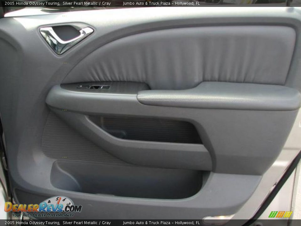 2005 Honda Odyssey Touring Silver Pearl Metallic / Gray Photo #16