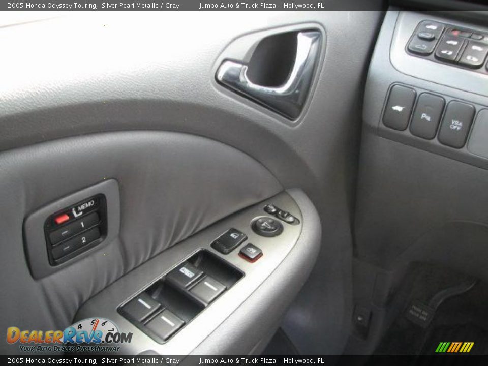 2005 Honda Odyssey Touring Silver Pearl Metallic / Gray Photo #24