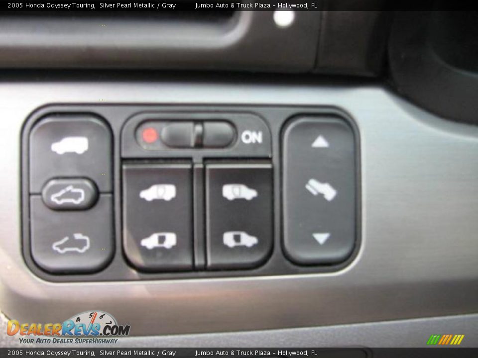 2005 Honda Odyssey Touring Silver Pearl Metallic / Gray Photo #30