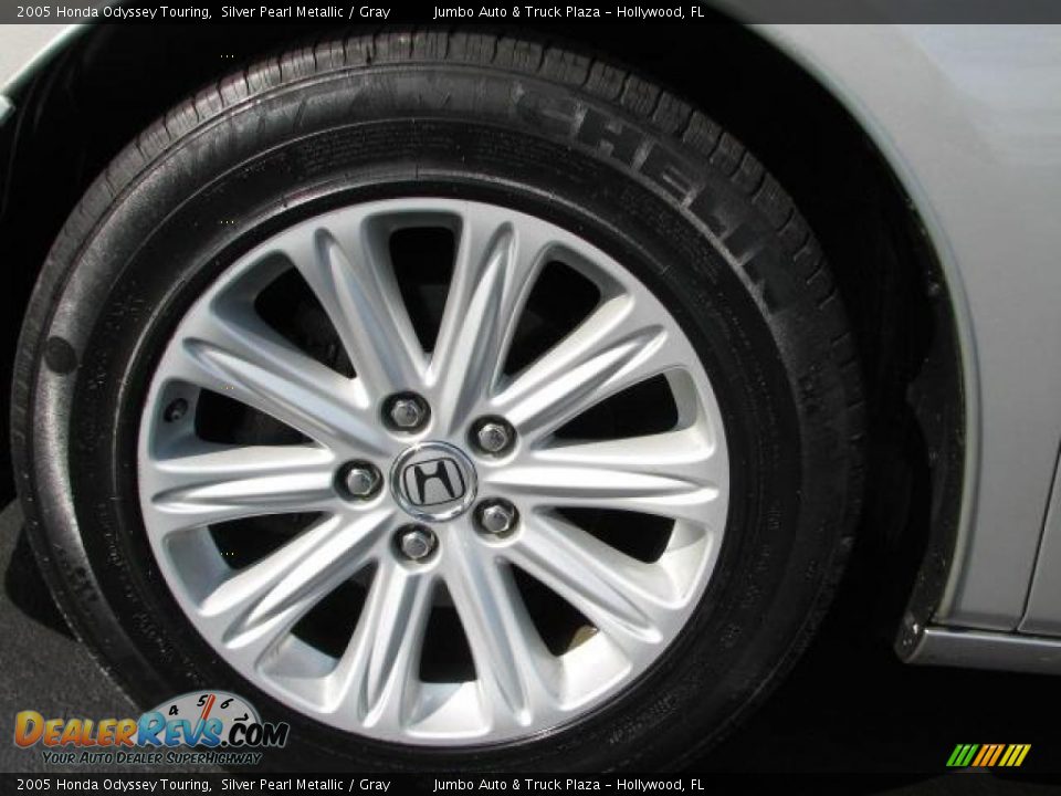 2005 Honda Odyssey Touring Silver Pearl Metallic / Gray Photo #32