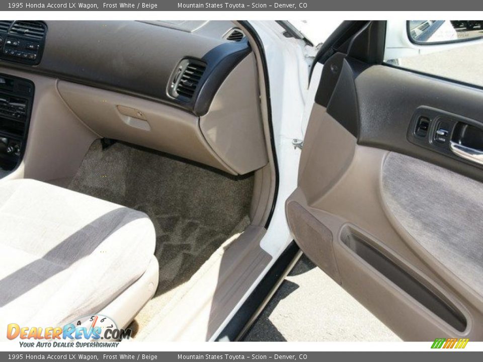 1995 Honda Accord LX Wagon Frost White / Beige Photo #17