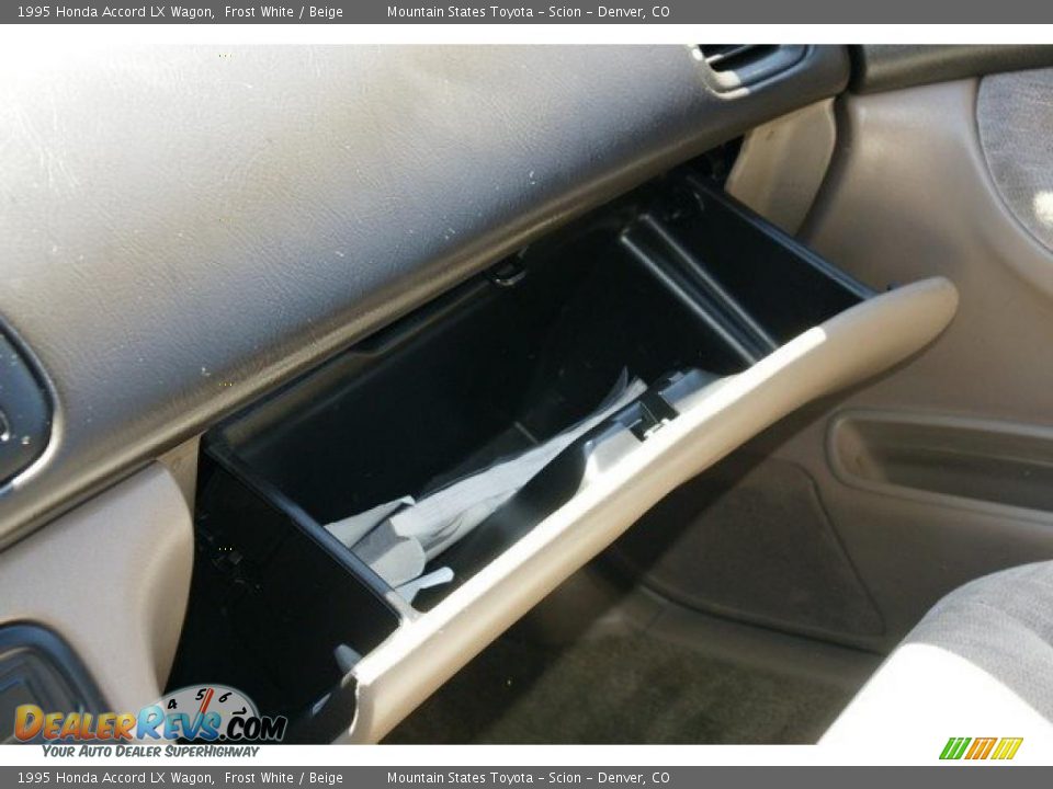 1995 Honda Accord LX Wagon Frost White / Beige Photo #27
