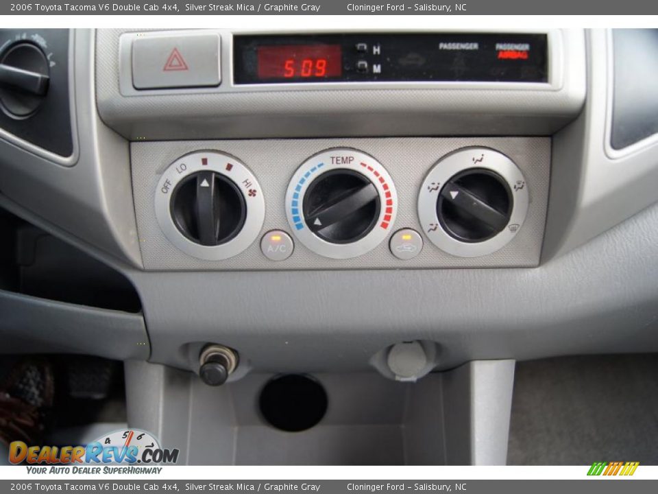 Controls of 2006 Toyota Tacoma V6 Double Cab 4x4 Photo #32