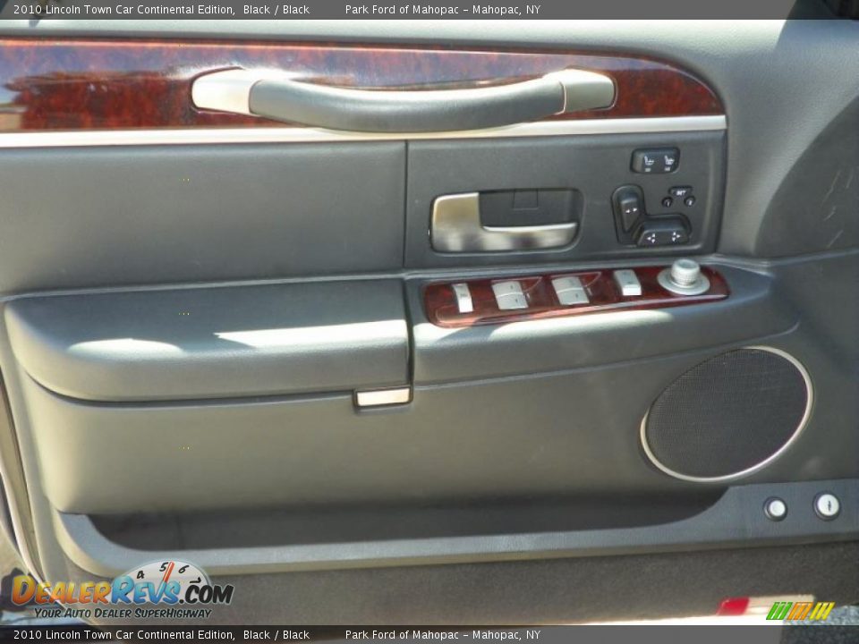 Door Panel of 2010 Lincoln Town Car Continental Edition Photo #11