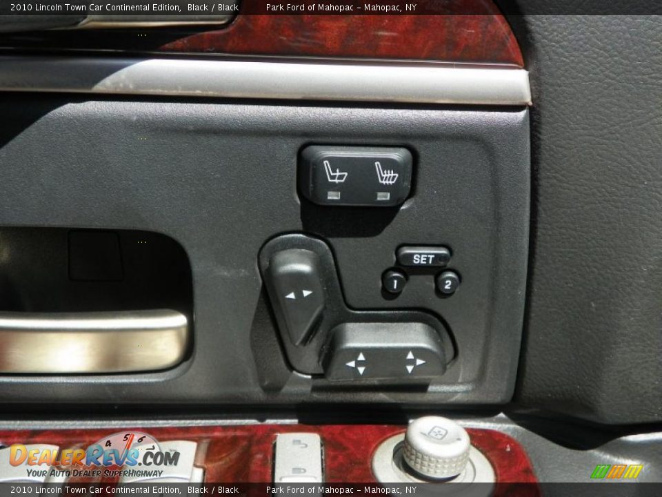 Controls of 2010 Lincoln Town Car Continental Edition Photo #12