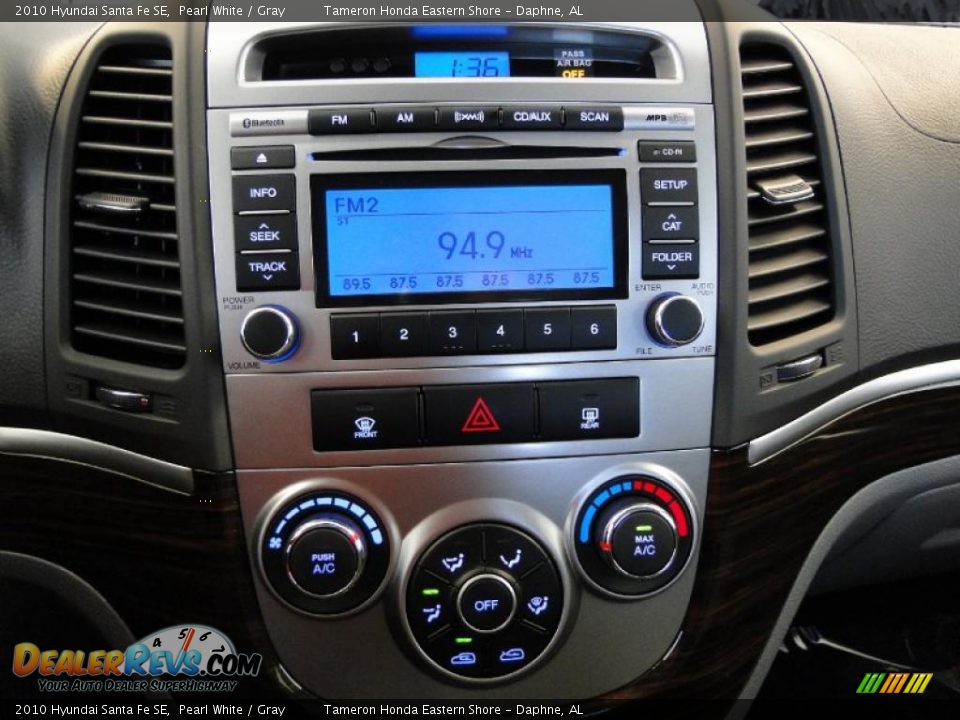 Controls of 2010 Hyundai Santa Fe SE Photo #23