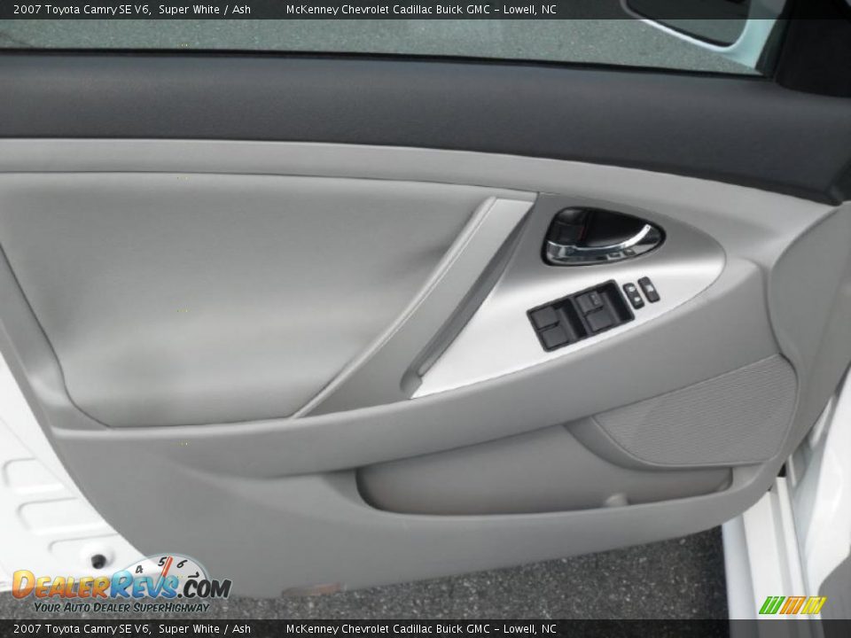 2007 Toyota Camry SE V6 Super White / Ash Photo #7