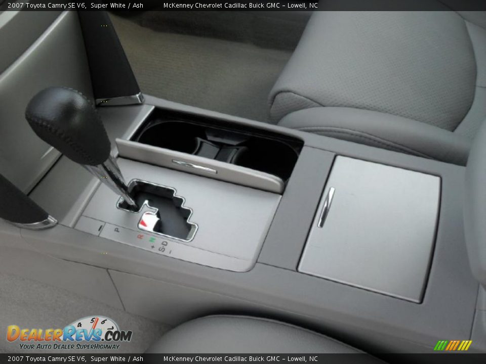 2007 Toyota Camry SE V6 Super White / Ash Photo #9