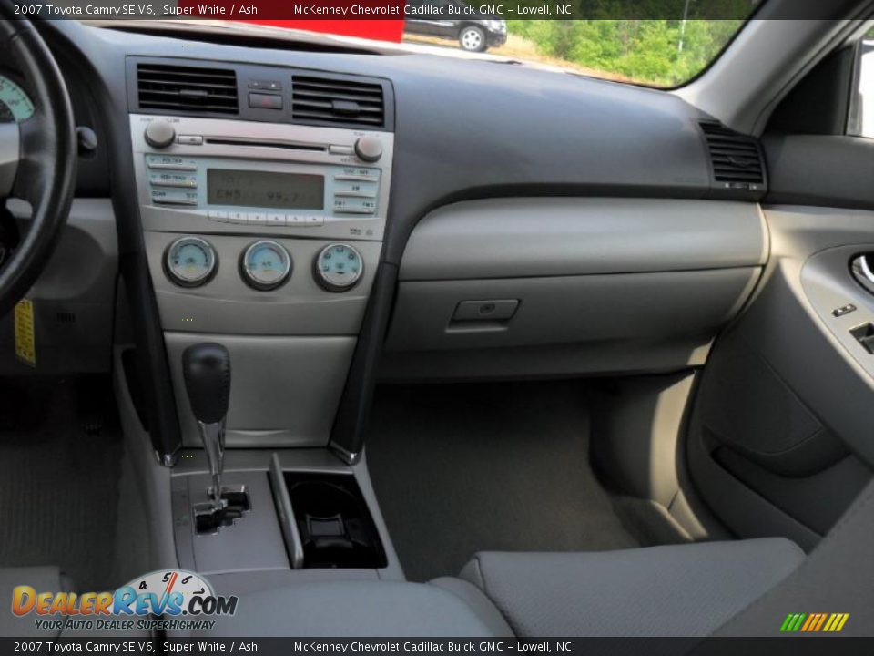 2007 Toyota Camry SE V6 Super White / Ash Photo #16