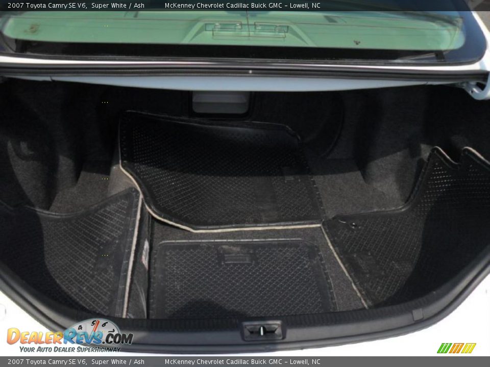 2007 Toyota Camry SE V6 Super White / Ash Photo #17