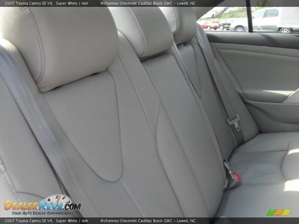 2007 Toyota Camry SE V6 Super White / Ash Photo #18