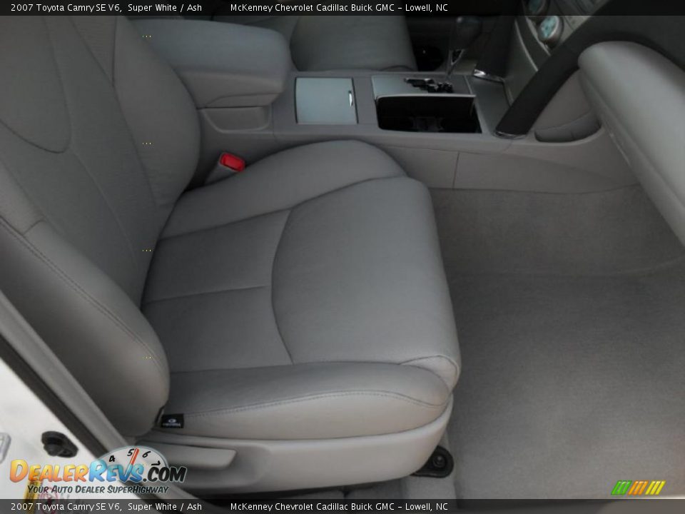 2007 Toyota Camry SE V6 Super White / Ash Photo #19