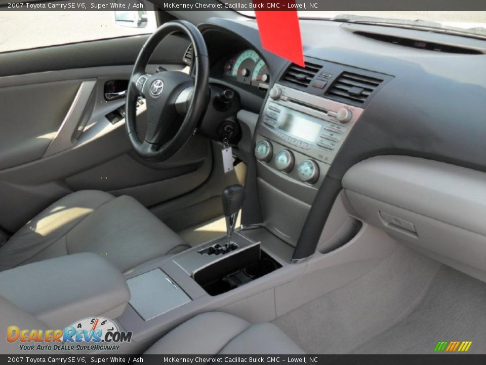 2007 Toyota Camry SE V6 Super White / Ash Photo #20