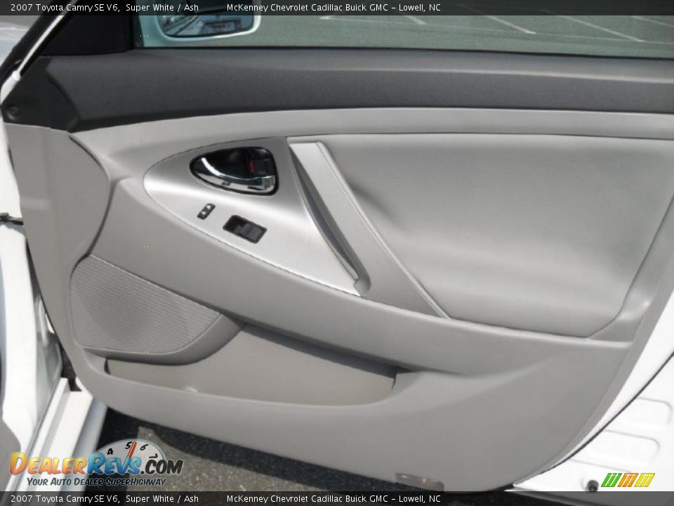 2007 Toyota Camry SE V6 Super White / Ash Photo #21
