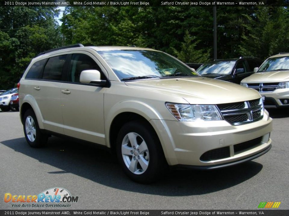 Front 3/4 View of 2011 Dodge Journey Mainstreet AWD Photo #2