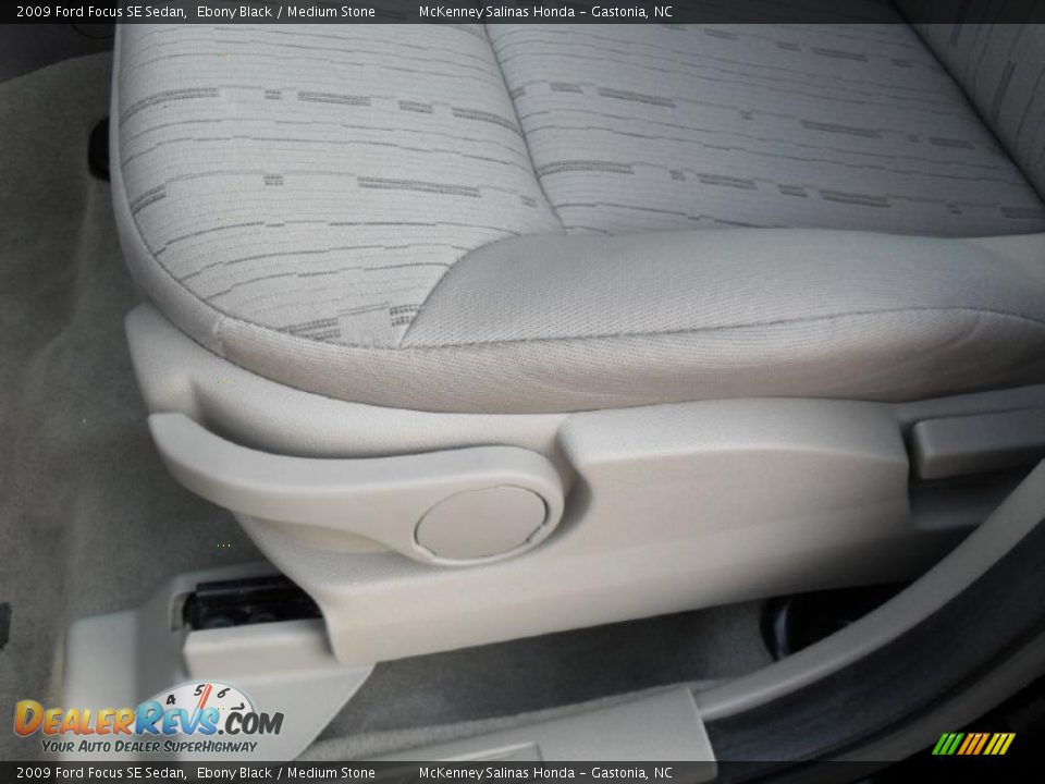 2009 Ford Focus SE Sedan Ebony Black / Medium Stone Photo #8