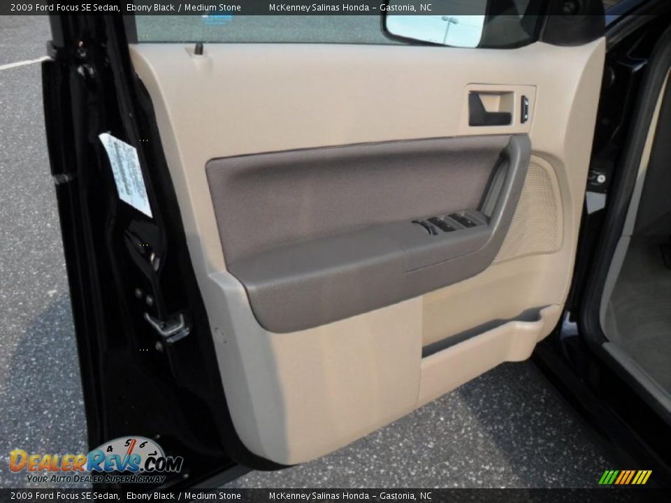 2009 Ford Focus SE Sedan Ebony Black / Medium Stone Photo #9