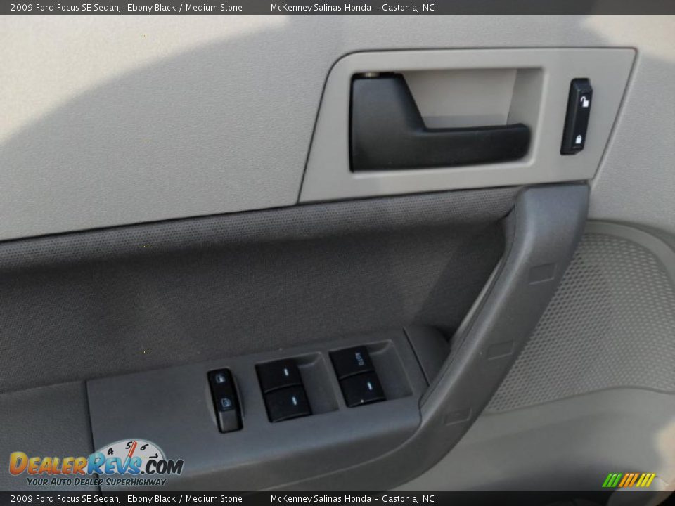 2009 Ford Focus SE Sedan Ebony Black / Medium Stone Photo #11