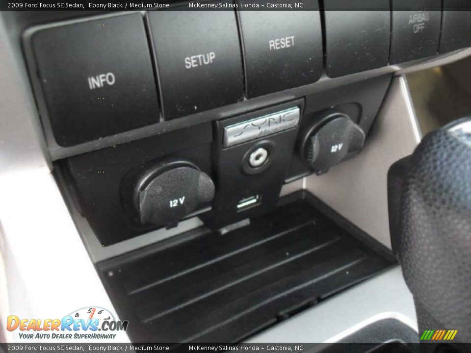 2009 Ford Focus SE Sedan Ebony Black / Medium Stone Photo #12
