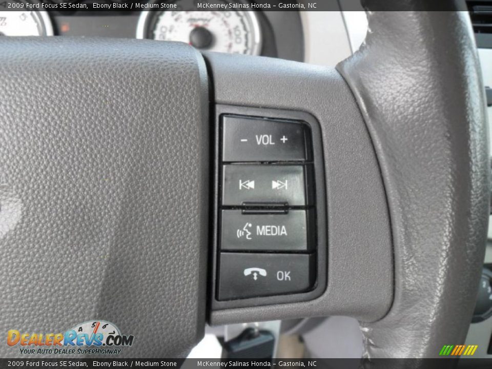 2009 Ford Focus SE Sedan Ebony Black / Medium Stone Photo #16