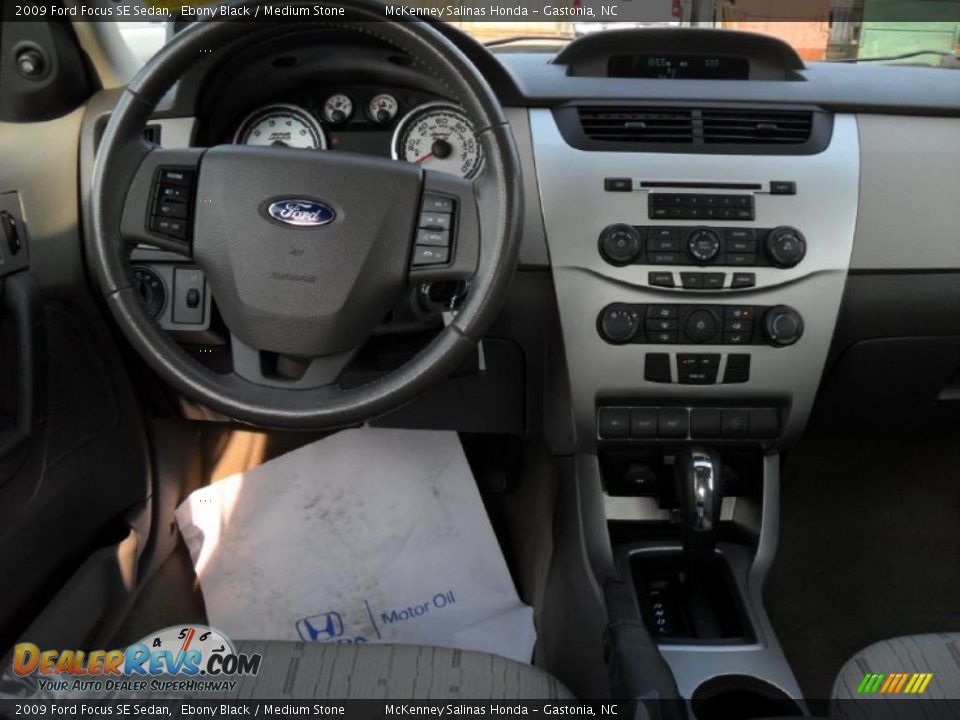 2009 Ford Focus SE Sedan Ebony Black / Medium Stone Photo #19