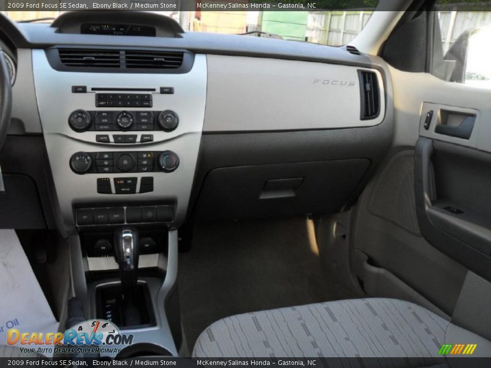 2009 Ford Focus SE Sedan Ebony Black / Medium Stone Photo #20