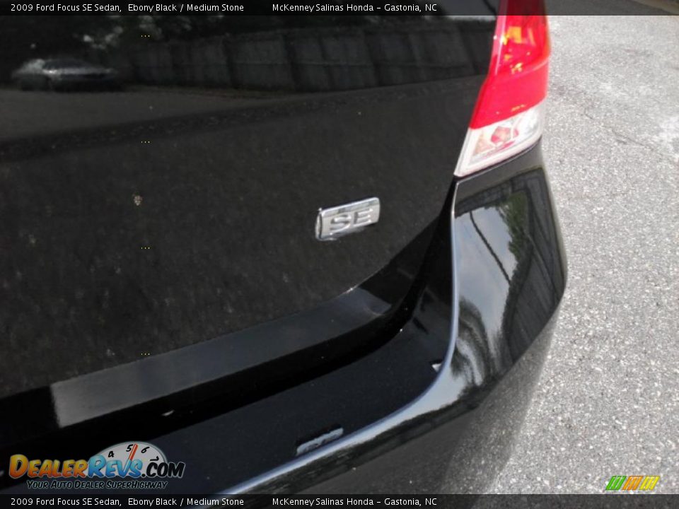 2009 Ford Focus SE Sedan Ebony Black / Medium Stone Photo #22