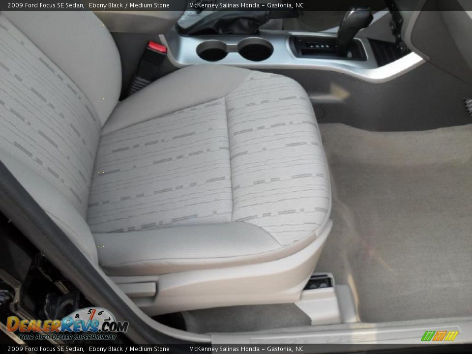 2009 Ford Focus SE Sedan Ebony Black / Medium Stone Photo #24