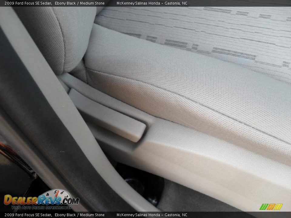 2009 Ford Focus SE Sedan Ebony Black / Medium Stone Photo #25