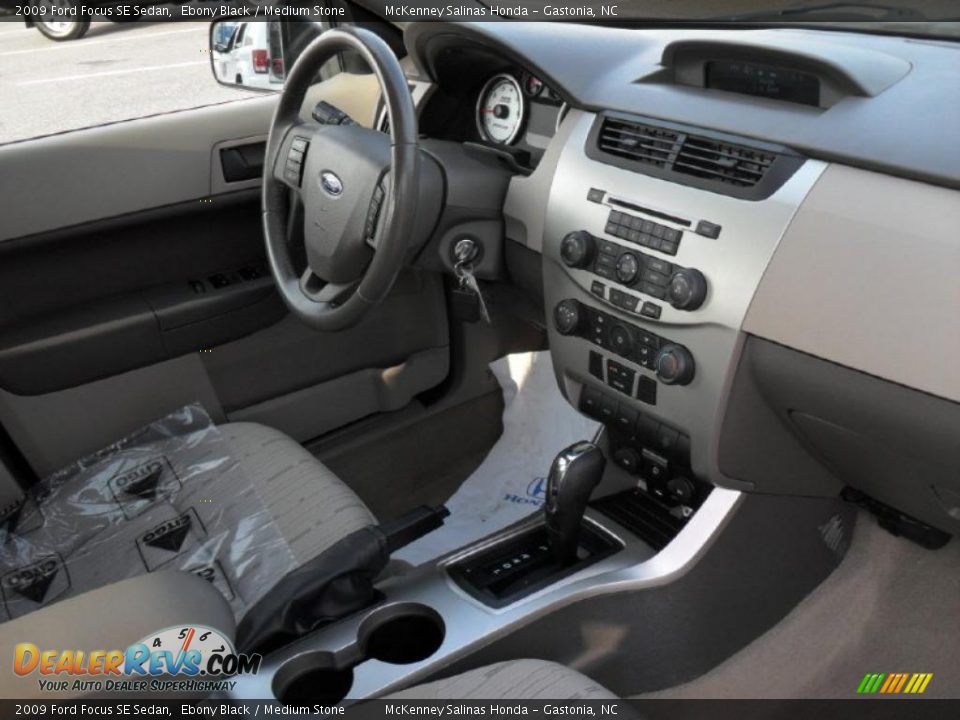 2009 Ford Focus SE Sedan Ebony Black / Medium Stone Photo #26